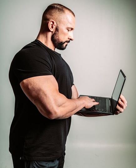 trener online pracuje przy komputerze